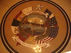 Mosaico con el escudo de Texas, mostrando las seis banderas de Texas.