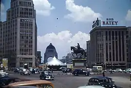 El Caballito, en 1948, en Paseo de la Reforma y Avenida Bucareli.