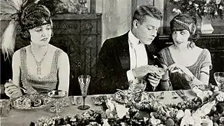 Escena de Forbidden Fruit (1921), con Agnes Ayres (izq) y Forrest Stanley