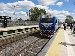 Formación deteniéndose en la estación ya elevada