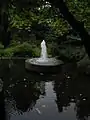 Fuente en el Forstbotanischer Garten Köln.