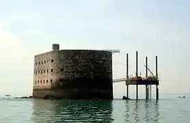 El fuerte Boyard visto desde el norte con marea baja.