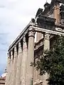 Columnata en cipollino verde y blanco de Caristo del templo de Antonino y Faustina, convertido en iglesia de San Lorenzo in Miranda (Roma).