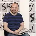 Francesc Ruiz, en el IVAM, ante algunas de sus obras.