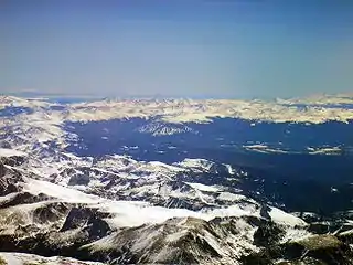 Winter Park Resort, una estación de esquí en el límite sureste del valle Fraser, localizada al oeste del Moffat Tunnel, un importante bajo la divisoria del ferrocarril de la Union Pacific.