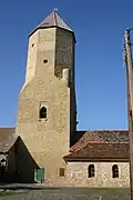 El bergfried del castillo di Freckleben: sobreviven las piedras de bisagra (Scharniersteine) y el hueco para el puente levadizo en la entrada elevada.
