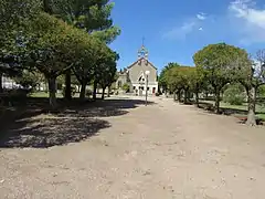 Frente a la plaza del pueblo