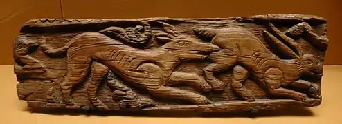 Talla en madera con perro y liebre, procedente de Egipto (siglo VIII o IX).