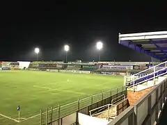 El estadio vacío en la noche