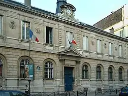 Vista frontal del Liceo Condorcet por la rue du Havre (distrito IX).