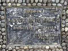 Placa en homenaje a Mauricio van de Maele