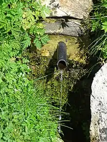 El collado-mirador de la Fuente del Chivo (1992 m) se llama así por estar localizado muy cerca de la Fuente del Chivo, un manantial de agua potable y gélida entre las sierras del Cordel y del Híjar (Cantabria).