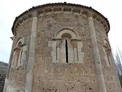 Ábside; se ven las columnas y las ventanas románicas