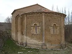 Ábside románico con la cubierta de tejas la segoviana que se dividen en gajos y forman un tejado cónico