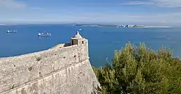 Vista de la muralla y de Tróia desde el castillo.