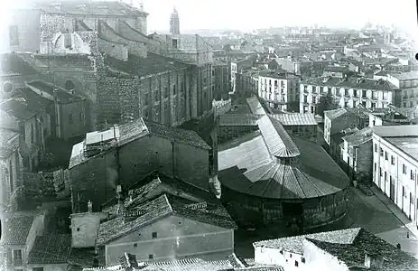 Foto antigua de la Catedral con las casas adosadas y el mercado de Portugalete, que fue derribado en 1974.