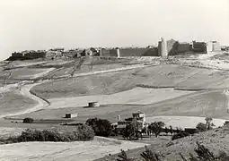 Foto antigua de la muralla y el castillo de Urueña. En primer término está la ermita de La Anunciada.