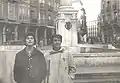 Fotografía de dos mujeres delante de la fuente en la plaza de Fuente Dorada.