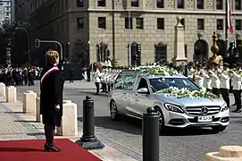 La presidenta Michelle Bachelet rindiendo homenaje al féretro de Patricio Aylwin frente al Palacio de La Moneda, el 20 de abril de 2016.