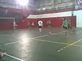 Niños jugando fútbol de salón en la Sede Boyacá.