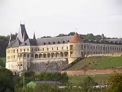 lado del valle del Sena, con la Torre de la Sirène con una cubierta nueva.