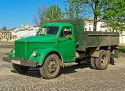 Un Camión GAZ-51 de tipo estacas