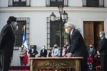 El presidente Sebastián Piñera toma juramento a Víctor Pérez Varela para ser nombrado Ministro del Interior y Seguridad Pública de Chile.