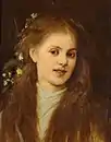 Mujer joven con flores en el pelo.