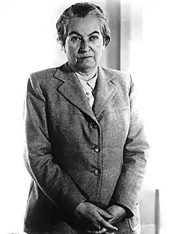2. Gabriela Mistral1889–1957Poetisa, profesora y diplomática. Primera y única mujer iberoamericana ganadora del Premio Nobel de Literatura.
