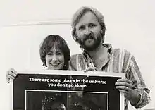 Una fotografía de Cameron (derecha) con Gale Anne Hurd (izquierda) en 1986