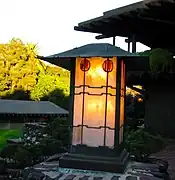 Lámpara de exterior en el porche trasero.