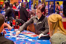 Crupier y jugadores de black jack en un casino de Las Vegas.