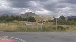 Despoblado de Gamones desde el cruce de carreteras, con el pico de La Atalaya al fondo