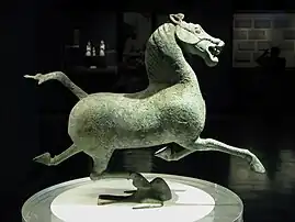 Bronce chino que representa un caballo al galope (siglo II, dinastía Han oriental), llamado caballo volador de Gansu o caballo volador al galope.