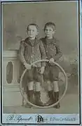 Hermanos con un aro de juguete, fotografiados en 1900.