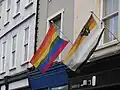La bandera oso junto a la bandera LGTB.