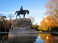 Monumento a Arsenio Martínez Campos, de Benlliure (1907).