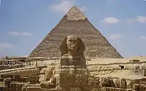 La Gran Esfinge, y restos de su templo. Detrás, la pirámide de Kefrén.