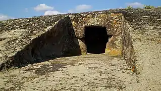 El dromos de la domus de janas de Genna Salixi (ruinas)