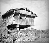 Hórreo de Ibarguren en Barinaga. Foto: Indalecio Ojanguren (1954)