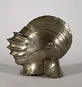 Casco cerrado de estilo Maximiliano del siglo XVI