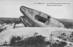 Tanque alemán Mark IV capturado, puesto fuera de combate frente al Fuerte de La Pompelle, Reims, Francia, durante la Primera Guerra Mundial.