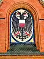 Mosaico del puente de elevación vertical sobre el canal Elba-Lübeck debajo de la puerta del castillo