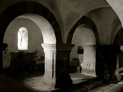 Cripta del monasterio de Gemerode. La arquitectura románica necesita gruesos muros para sostener las bóvedas; los vanos resultan pequeños y las alturas limitadas, determinando espacios de escasa iluminación.