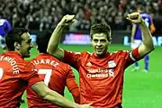 Steven Gerrard, capitán del Liverpool F. C., festeja un tanto con los fans en Anfield.