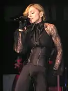 Madonna en el Confessions Tour con indumentaria de equitación