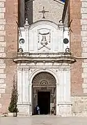 Detalle de la puerta central.