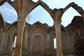 Interior de las ruinas de la mezquita de Giyasli
