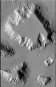 Mesa geológica en el cuadrilátero de Ismenius Lacus, visto por CTX. La mesa tiene varios glaciares erosionándola. Uno de los glaciares se ve con mayor detalle en las siguientes dos imágenes de HiRISE.