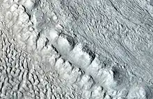 Ampliación de área en rectángulo de la imagen anterior. En la Tierra, la cresta se llamaría morrena terminal de un glaciar alpino. Fotografía tomada por HiRISE en su programa HiWish.